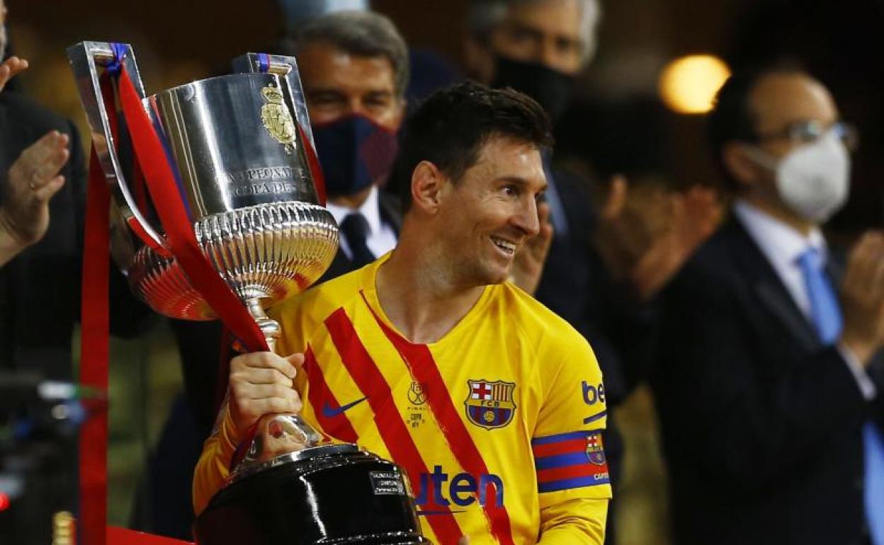 Leo Messi sujeta la Copa. 