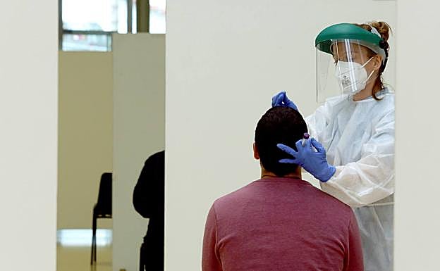 La cuarta ola se ceba en jóvenes y se reduce entre mayores de 80, ya vacunados