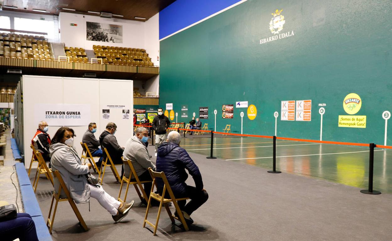 Vecinos de Debabarrena se vacunaron ayer en el frontón Astelena de Eibar, nuevo 'vacunódromo'. 