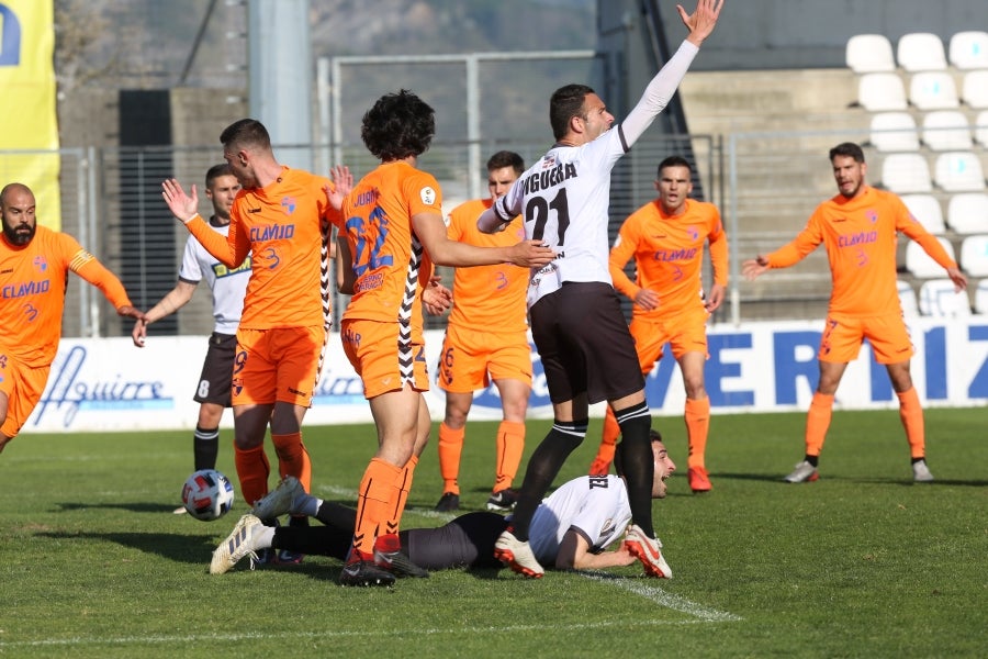 Los irundarras han dominado el duelo ante los aragoneses en la primera mitad, especialmente al comienzo, pero no han conseguido subir al marcador el primero de la tarde antes del descanso.