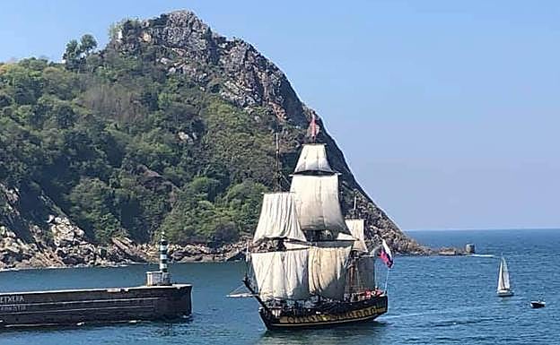 La fragata rusa 'Shtandart' ya está en Pasaia para sumarse al rodaje de la serie 'La Fortuna'