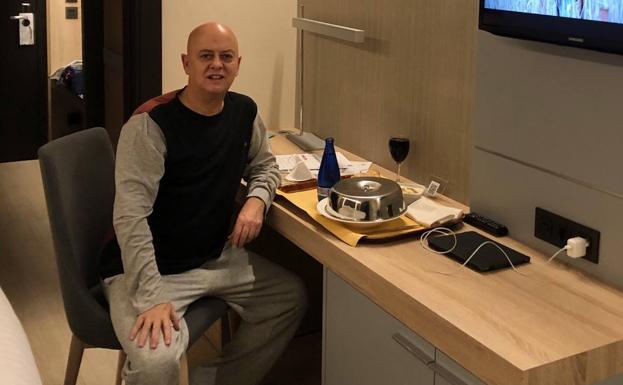 Odón Elorza se dispone a cenar en la habitación del hotel en el que se aloja en Madrid.