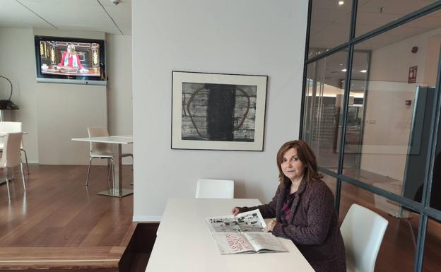 Pilar Garrido lee el periódico en una mesa de una de las cafeterías del Congreso.