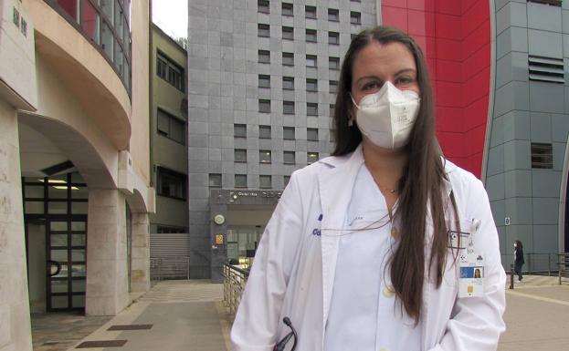 La doctora Marta Monasterio posa en el exterior del Hospital del Alto Deba en Arrasate. 