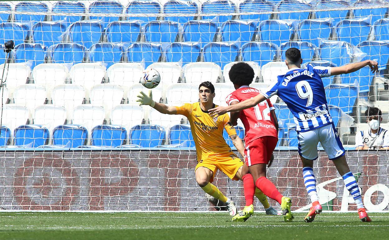 Carlos Fernández adelantó a la Real con este disparo al que no pudo llegar Bono. Koundé sigue la trayectoria del balón. 