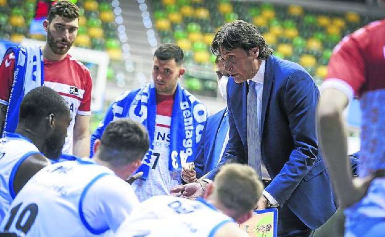 Marcelo Nicola da instrucciones durante el último partido en Burgos.