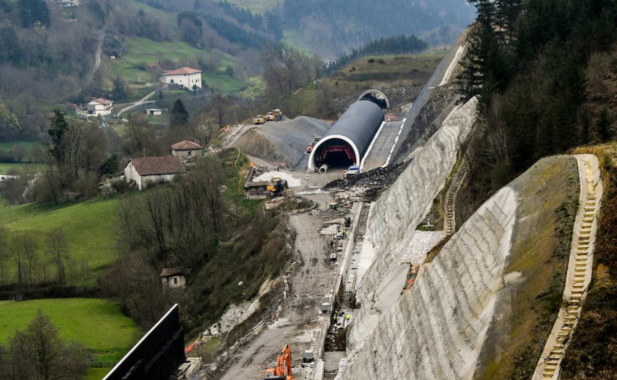 Sector 1. El falso túnel de Angiozar está terminado, pendiente de cubrirlo e integrarlo con el resto de la obra. Este tramo de 5,1 kilómetros está ejecutado al 13%. 