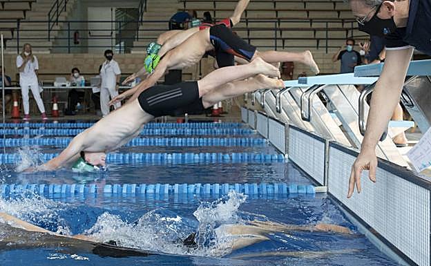 Imagen principal - El club Konporta brilla en el Campenato de Gipuzkoa de natación adaptada