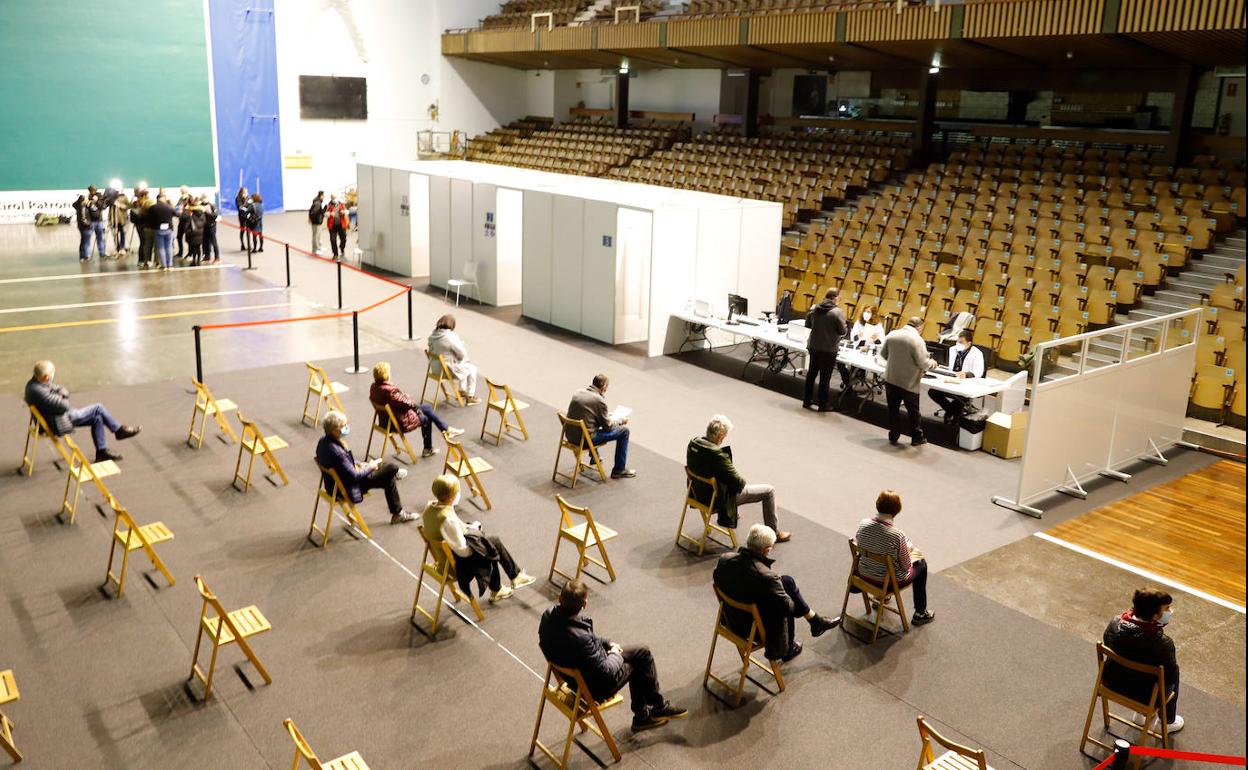 El frontón Astelena de Eibar abrió la semana pasada sus puertas como vacunódromo.