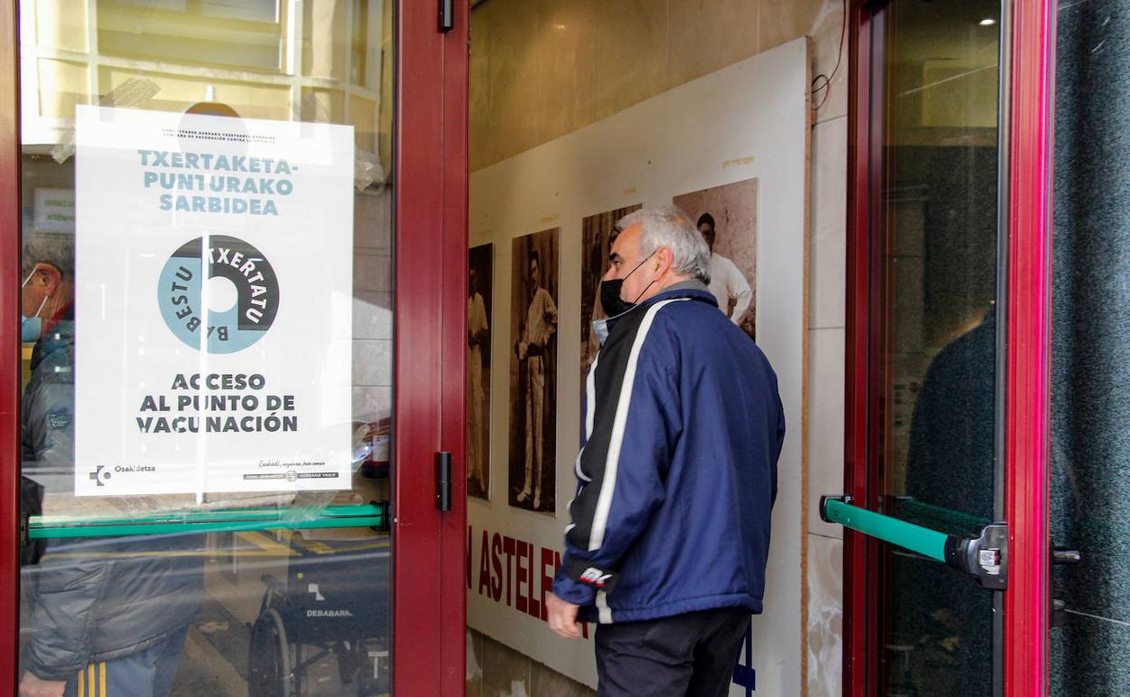 Un hombre accede al vacunódromo instaltado en el frontón Astelena de Eibar.