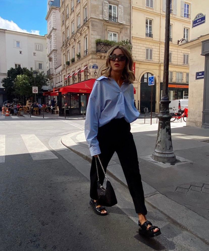 La 'influencer' gallega cuenta con más de 2 millones de seguidores. ¿La razón? Su estilo fresco, minimal y sofisticado. Alexandra, que se mudó a la capital francesa hace unos meses, ha causado auténtica sensación con sus últimos 'outfit' llenos de glamour. Independientemente de la temporada, es una mujer que se adapta a cada campaña o contexto, impulsando 'outfits' extremadamente trabajados y perfectos. Apuesta por mucho vestido y falda, pero Alexandra también opta por ropa casual, incluyendo accesorios más ‘cool’ y exclusivos para elevar esos looks