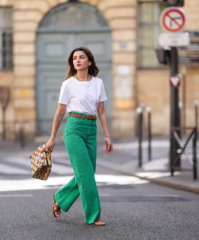 La 'influencer' gallega cuenta con más de 2 millones de seguidores. ¿La razón? Su estilo fresco, minimal y sofisticado. Alexandra, que se mudó a la capital francesa hace unos meses, ha causado auténtica sensación con sus últimos 'outfit' llenos de glamour. Independientemente de la temporada, es una mujer que se adapta a cada campaña o contexto, impulsando 'outfits' extremadamente trabajados y perfectos. Apuesta por mucho vestido y falda, pero Alexandra también opta por ropa casual, incluyendo accesorios más ‘cool’ y exclusivos para elevar esos looks