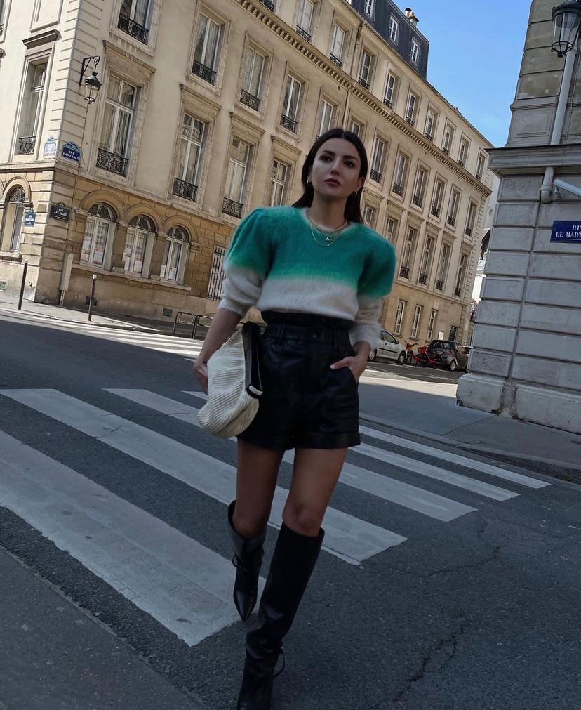 La 'influencer' gallega cuenta con más de 2 millones de seguidores. ¿La razón? Su estilo fresco, minimal y sofisticado. Alexandra, que se mudó a la capital francesa hace unos meses, ha causado auténtica sensación con sus últimos 'outfit' llenos de glamour. Independientemente de la temporada, es una mujer que se adapta a cada campaña o contexto, impulsando 'outfits' extremadamente trabajados y perfectos. Apuesta por mucho vestido y falda, pero Alexandra también opta por ropa casual, incluyendo accesorios más ‘cool’ y exclusivos para elevar esos looks