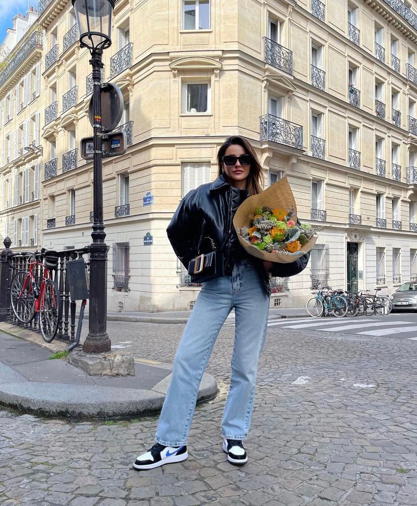 La 'influencer' gallega cuenta con más de 2 millones de seguidores. ¿La razón? Su estilo fresco, minimal y sofisticado. Alexandra, que se mudó a la capital francesa hace unos meses, ha causado auténtica sensación con sus últimos 'outfit' llenos de glamour. Independientemente de la temporada, es una mujer que se adapta a cada campaña o contexto, impulsando 'outfits' extremadamente trabajados y perfectos. Apuesta por mucho vestido y falda, pero Alexandra también opta por ropa casual, incluyendo accesorios más ‘cool’ y exclusivos para elevar esos looks