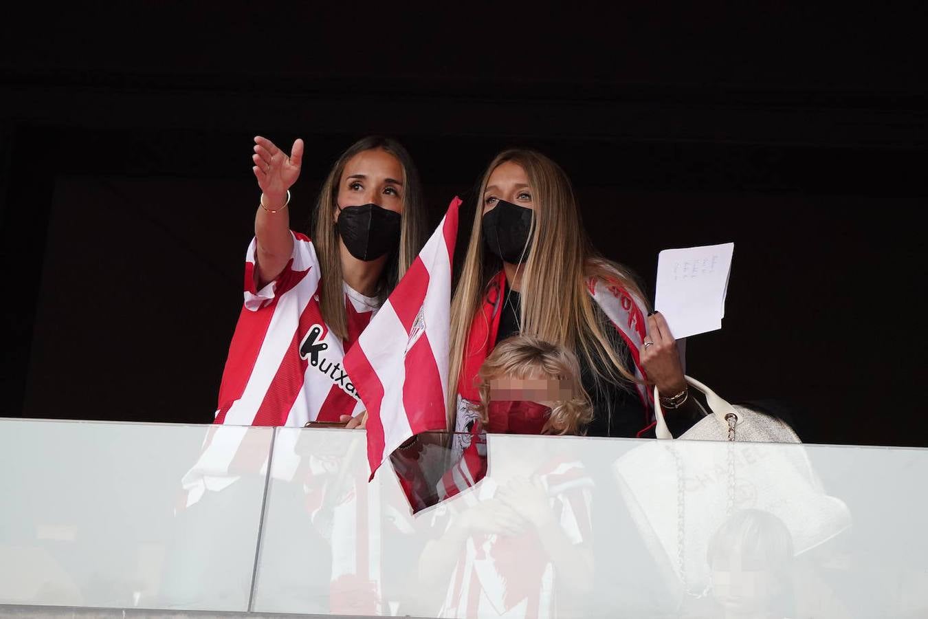 Fotos: Los familiares de los jugadores del Athletic en la Cartuja