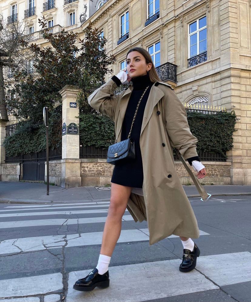 La 'influencer' gallega cuenta con más de 2 millones de seguidores. ¿La razón? Su estilo fresco, minimal y sofisticado. Alexandra, que se mudó a la capital francesa hace unos meses, ha causado auténtica sensación con sus últimos 'outfit' llenos de glamour. Independientemente de la temporada, es una mujer que se adapta a cada campaña o contexto, impulsando 'outfits' extremadamente trabajados y perfectos. Apuesta por mucho vestido y falda, pero Alexandra también opta por ropa casual, incluyendo accesorios más ‘cool’ y exclusivos para elevar esos looks