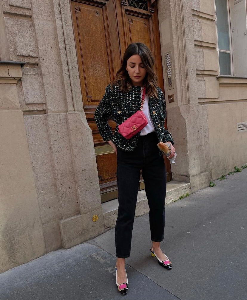 La 'influencer' gallega cuenta con más de 2 millones de seguidores. ¿La razón? Su estilo fresco, minimal y sofisticado. Alexandra, que se mudó a la capital francesa hace unos meses, ha causado auténtica sensación con sus últimos 'outfit' llenos de glamour. Independientemente de la temporada, es una mujer que se adapta a cada campaña o contexto, impulsando 'outfits' extremadamente trabajados y perfectos. Apuesta por mucho vestido y falda, pero Alexandra también opta por ropa casual, incluyendo accesorios más ‘cool’ y exclusivos para elevar esos looks