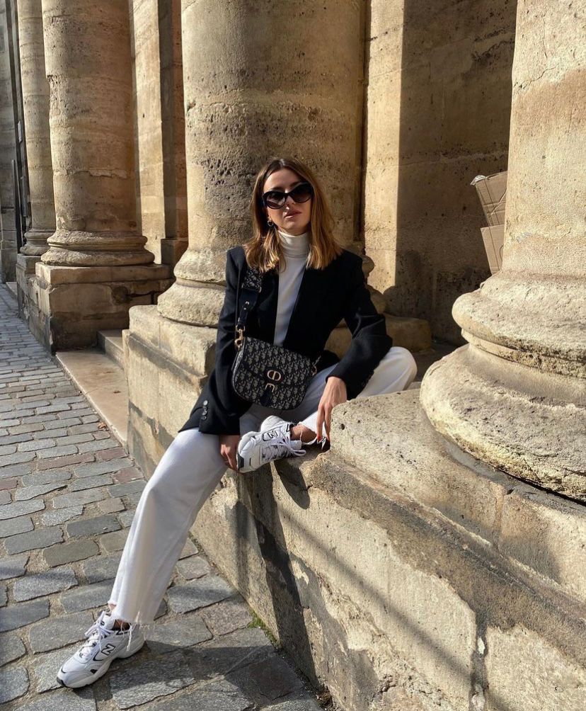 La 'influencer' gallega cuenta con más de 2 millones de seguidores. ¿La razón? Su estilo fresco, minimal y sofisticado. Alexandra, que se mudó a la capital francesa hace unos meses, ha causado auténtica sensación con sus últimos 'outfit' llenos de glamour. Independientemente de la temporada, es una mujer que se adapta a cada campaña o contexto, impulsando 'outfits' extremadamente trabajados y perfectos. Apuesta por mucho vestido y falda, pero Alexandra también opta por ropa casual, incluyendo accesorios más ‘cool’ y exclusivos para elevar esos looks