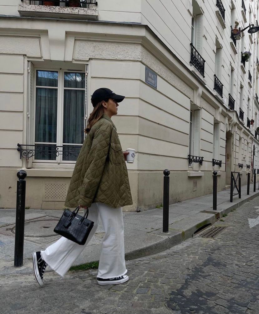 La 'influencer' gallega cuenta con más de 2 millones de seguidores. ¿La razón? Su estilo fresco, minimal y sofisticado. Alexandra, que se mudó a la capital francesa hace unos meses, ha causado auténtica sensación con sus últimos 'outfit' llenos de glamour. Independientemente de la temporada, es una mujer que se adapta a cada campaña o contexto, impulsando 'outfits' extremadamente trabajados y perfectos. Apuesta por mucho vestido y falda, pero Alexandra también opta por ropa casual, incluyendo accesorios más ‘cool’ y exclusivos para elevar esos looks