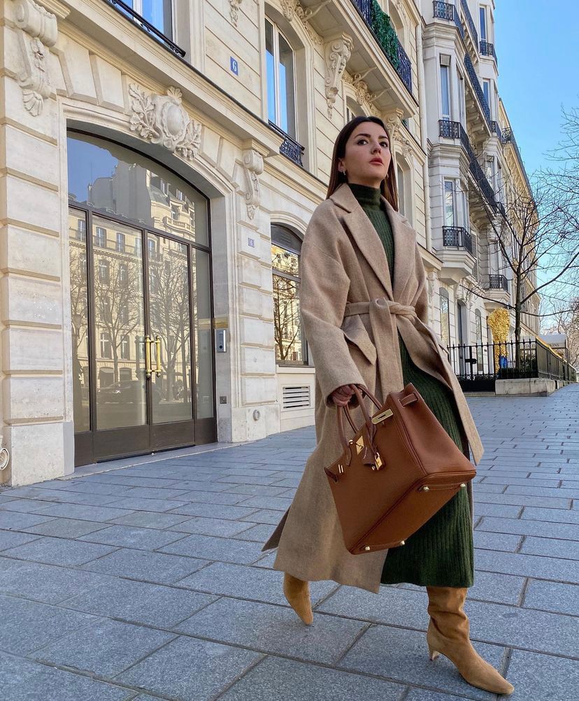 La 'influencer' gallega cuenta con más de 2 millones de seguidores. ¿La razón? Su estilo fresco, minimal y sofisticado. Alexandra, que se mudó a la capital francesa hace unos meses, ha causado auténtica sensación con sus últimos 'outfit' llenos de glamour. Independientemente de la temporada, es una mujer que se adapta a cada campaña o contexto, impulsando 'outfits' extremadamente trabajados y perfectos. Apuesta por mucho vestido y falda, pero Alexandra también opta por ropa casual, incluyendo accesorios más ‘cool’ y exclusivos para elevar esos looks