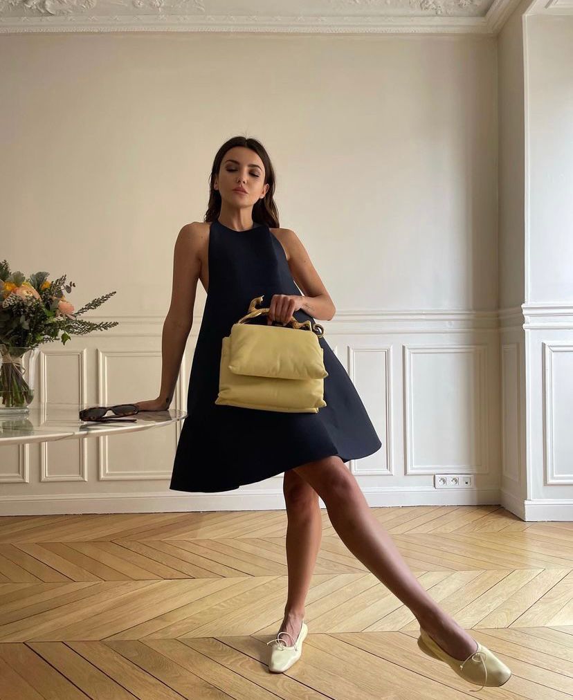 La 'influencer' gallega cuenta con más de 2 millones de seguidores. ¿La razón? Su estilo fresco, minimal y sofisticado. Alexandra, que se mudó a la capital francesa hace unos meses, ha causado auténtica sensación con sus últimos 'outfit' llenos de glamour. Independientemente de la temporada, es una mujer que se adapta a cada campaña o contexto, impulsando 'outfits' extremadamente trabajados y perfectos. Apuesta por mucho vestido y falda, pero Alexandra también opta por ropa casual, incluyendo accesorios más ‘cool’ y exclusivos para elevar esos looks