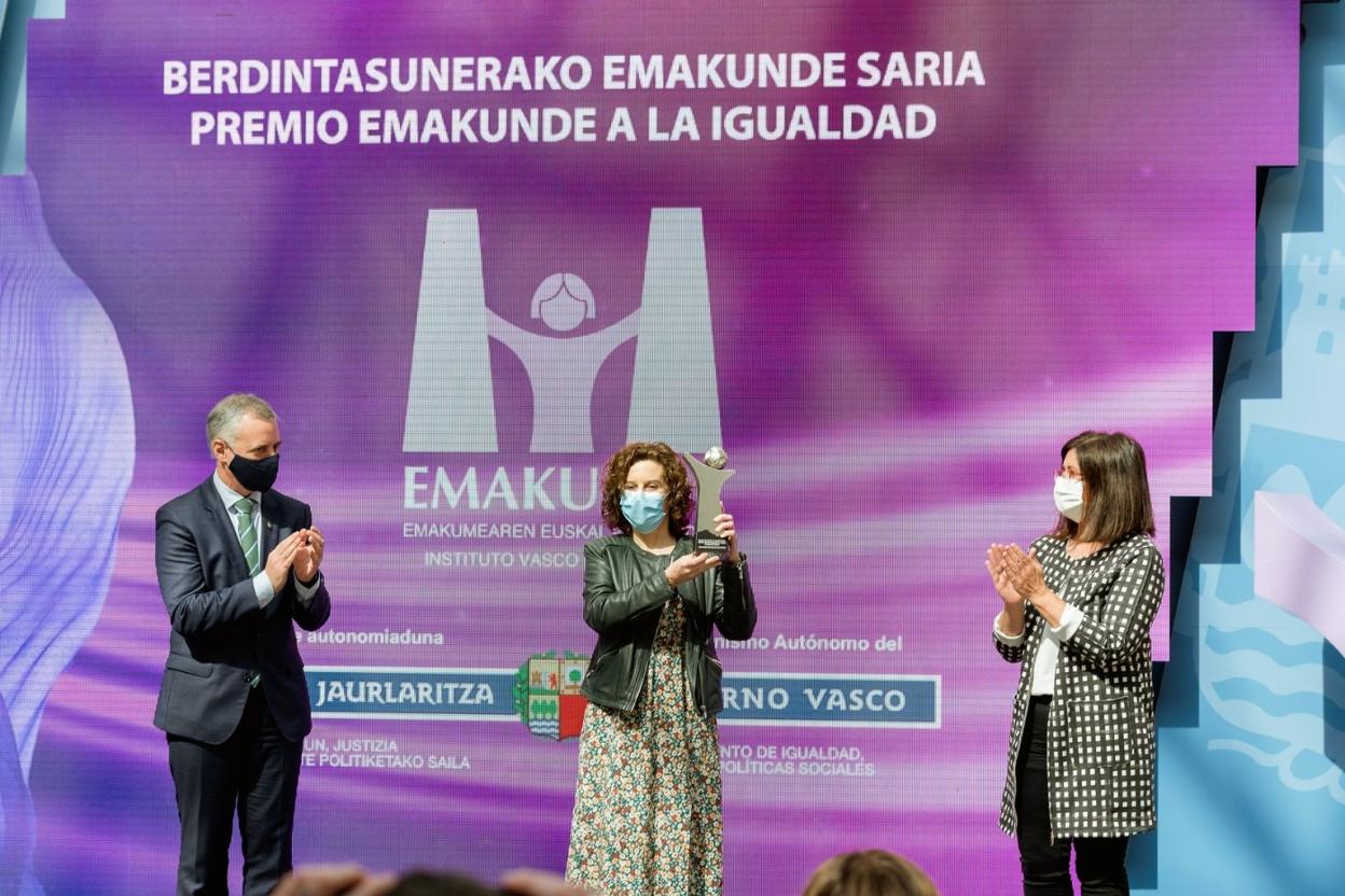 La asociación Askabide recibe a manos del lehendakari el 'Premio Emakunde a la Igualdad 2020' en Vitoria