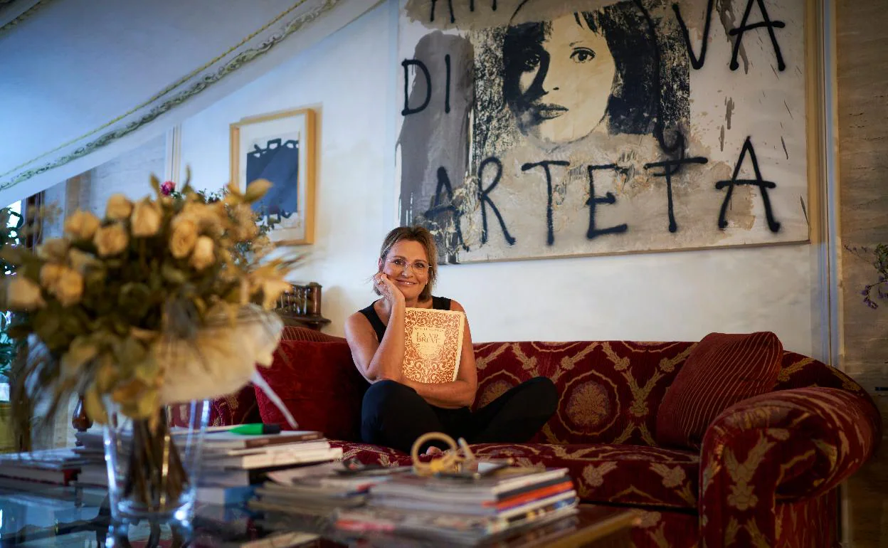 Ainhoa Arteta, en su casa de Madrid, ante el cuadro que pintó su amigo Jorge Cardarelli.