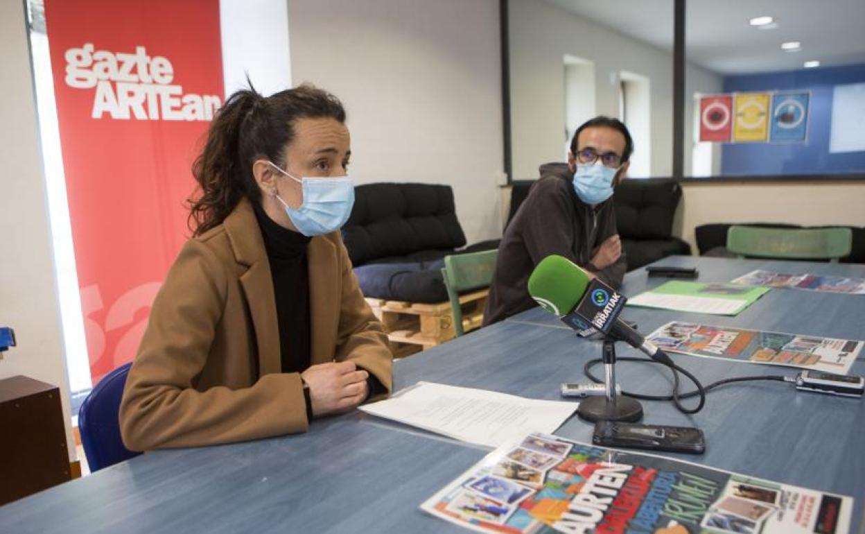 Irati Redondo, técnica de Jventud, y Santi Jiménez, delegado del área, en Martindozenea. 