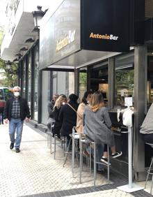 Imagen secundaria 2 - 1.- Algunos establecimientos sin terraza han opctado por no abrir 2.- Dos clientas en la puerta del bar Antonio sin poder acceder y 3.- El exterior del bar abarrotado de clientes tomando café a media mañana 