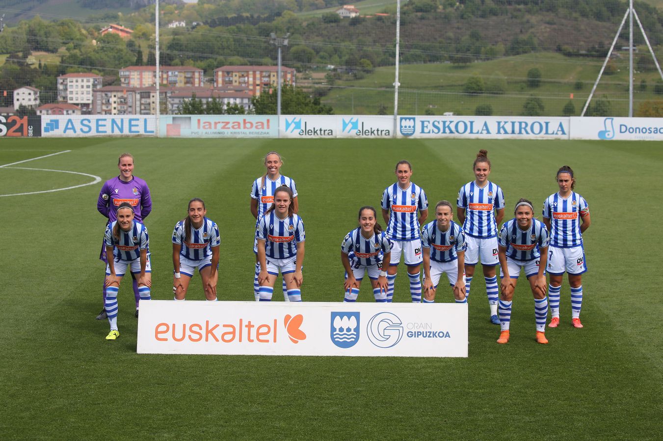 Nerea Eizaguirre protege un balón ante dos jugadoras del Atlético de Madrid. 