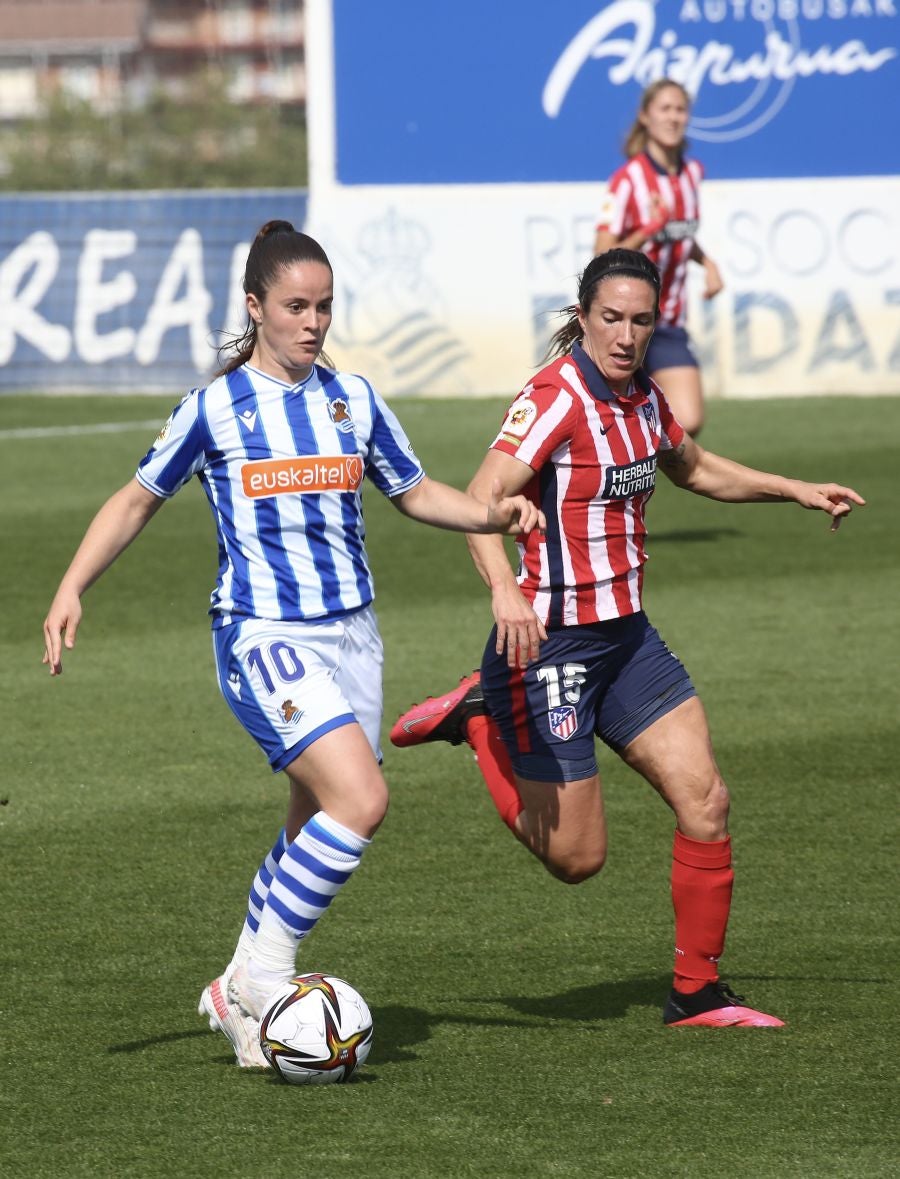 Nerea Eizaguirre protege un balón ante dos jugadoras del Atlético de Madrid. 