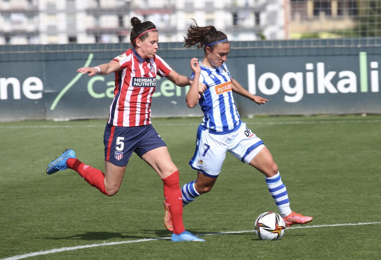 Nerea Eizaguirre protege un balón ante dos jugadoras del Atlético de Madrid. 
