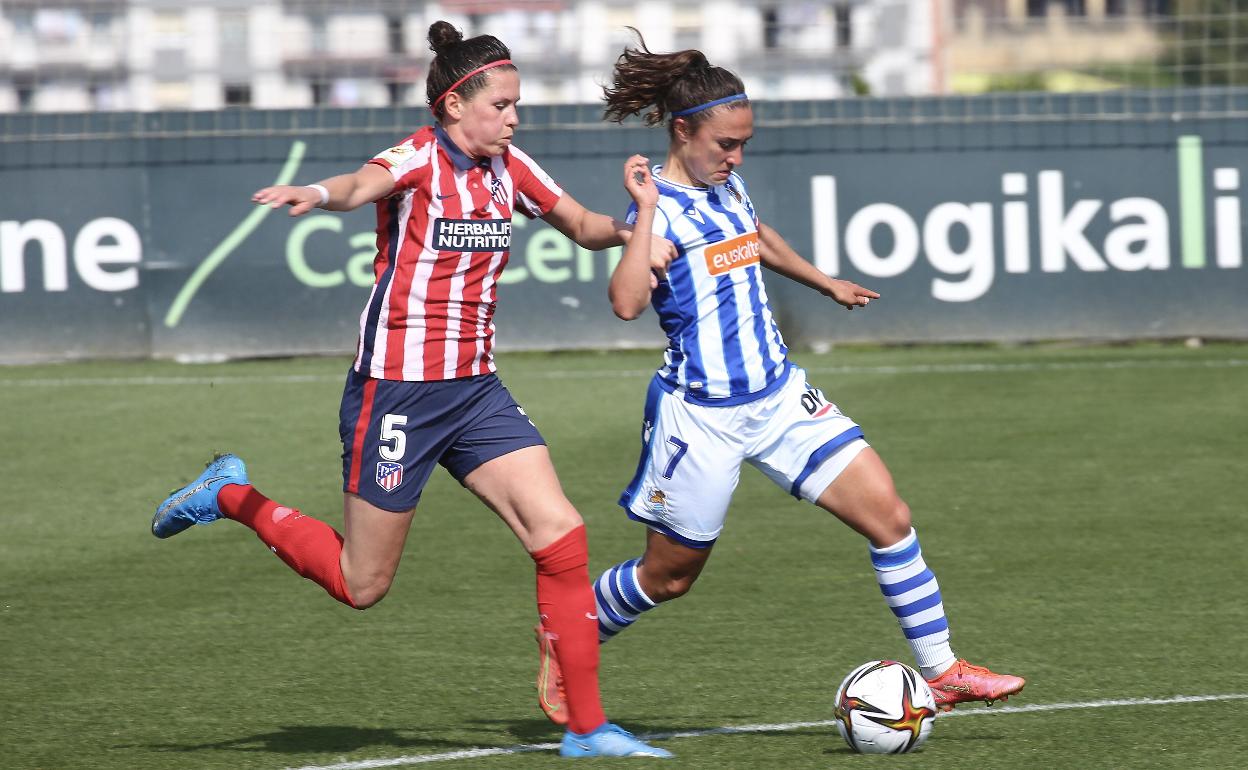 Nahikari García trata de escaparse de Van Dongen.