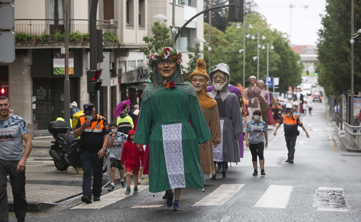 Uno de los pocos actos que hubo en las fiestas de 2020: la salida de los gigantes desde Ficoba a la plaza San Juan el día 29 de junio. 