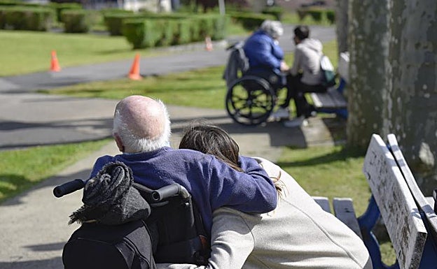 Tres residencias de Gipuzkoa han incumplido el régimen de visitas y salidas de los mayores