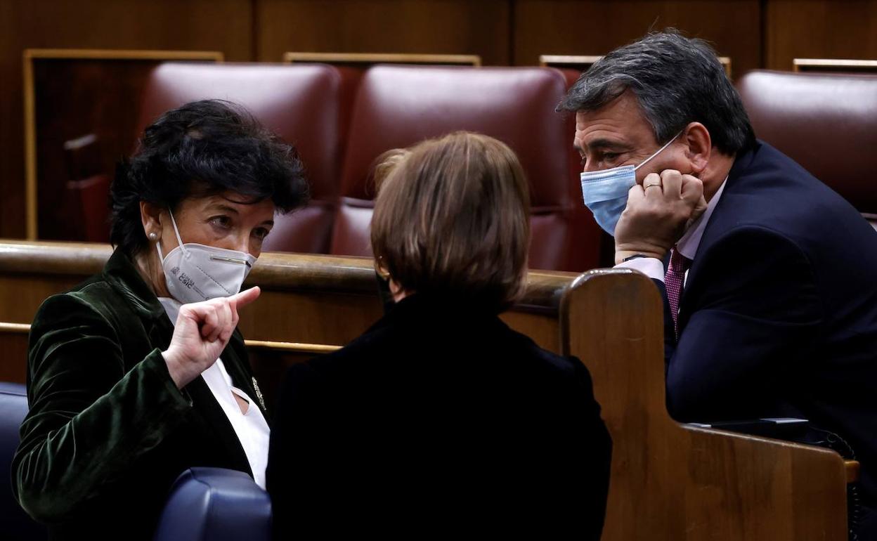 Josune Gorospe, de espaldas, conversa con Isabel Celaá, ministra de Educación, e Iñaki Esteban, compañero de partido. 