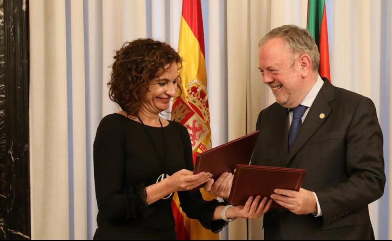 La ministra María Jesús Montero y el consejero Pedro Azpiazu.