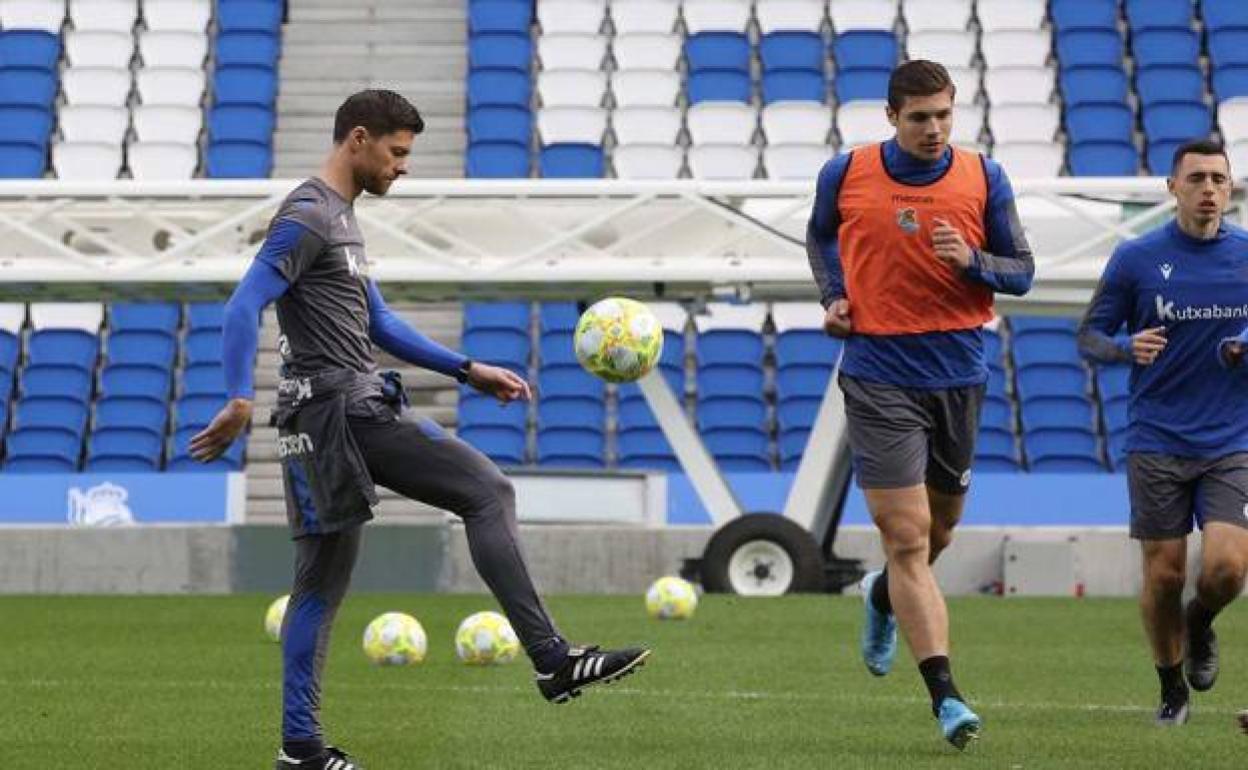 Cinco potrillos, aislados por contacto estrecho