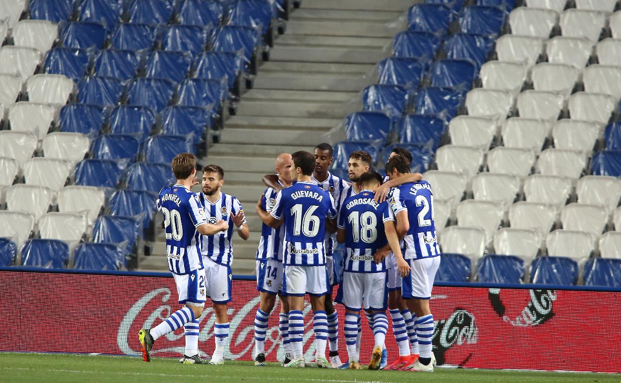 Los jugadores de la Real Sociedad celebran el gol de Januzaj. 