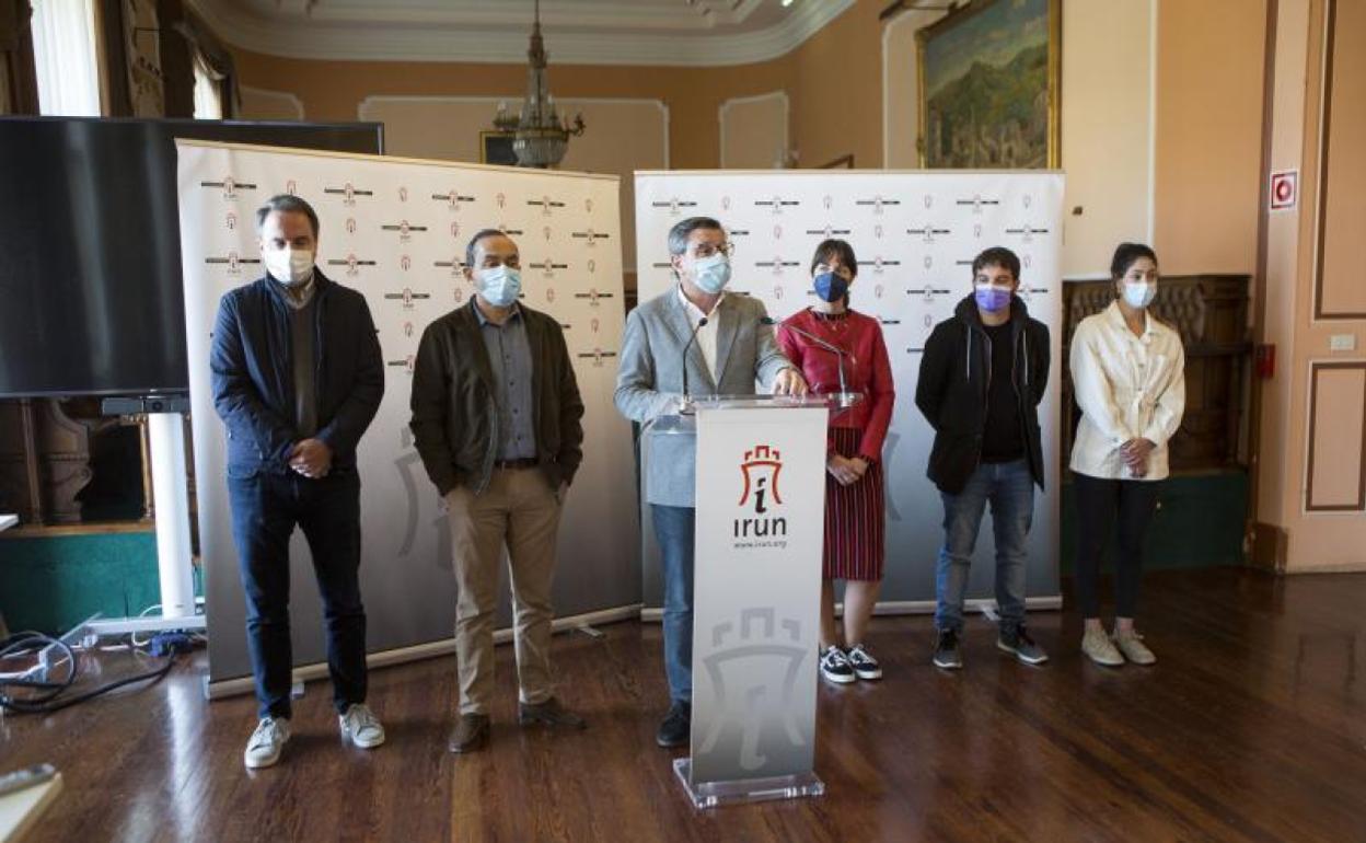 El alcalde Santano acompañado por la delegada de Impulso de ciudad y los portavoces de PP, Socialistas de Irun, Elkarrekin Podemos-IU y EH Bildu. 