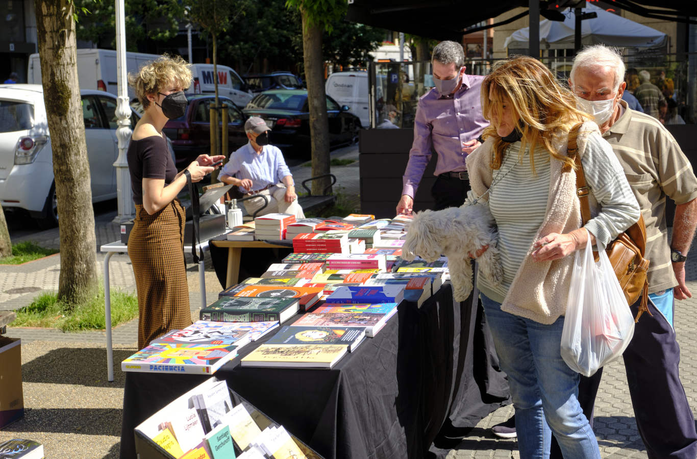 Este 23 de abril ha vuelto a inundarse de literatura con las mesas repletas de libros en todos los establecimientos que han podido sacar a la calle sus libros. 