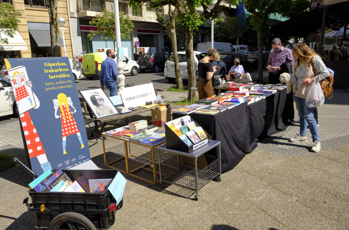 Este 23 de abril ha vuelto a inundarse de literatura con las mesas repletas de libros en todos los establecimientos que han podido sacar a la calle sus libros. 
