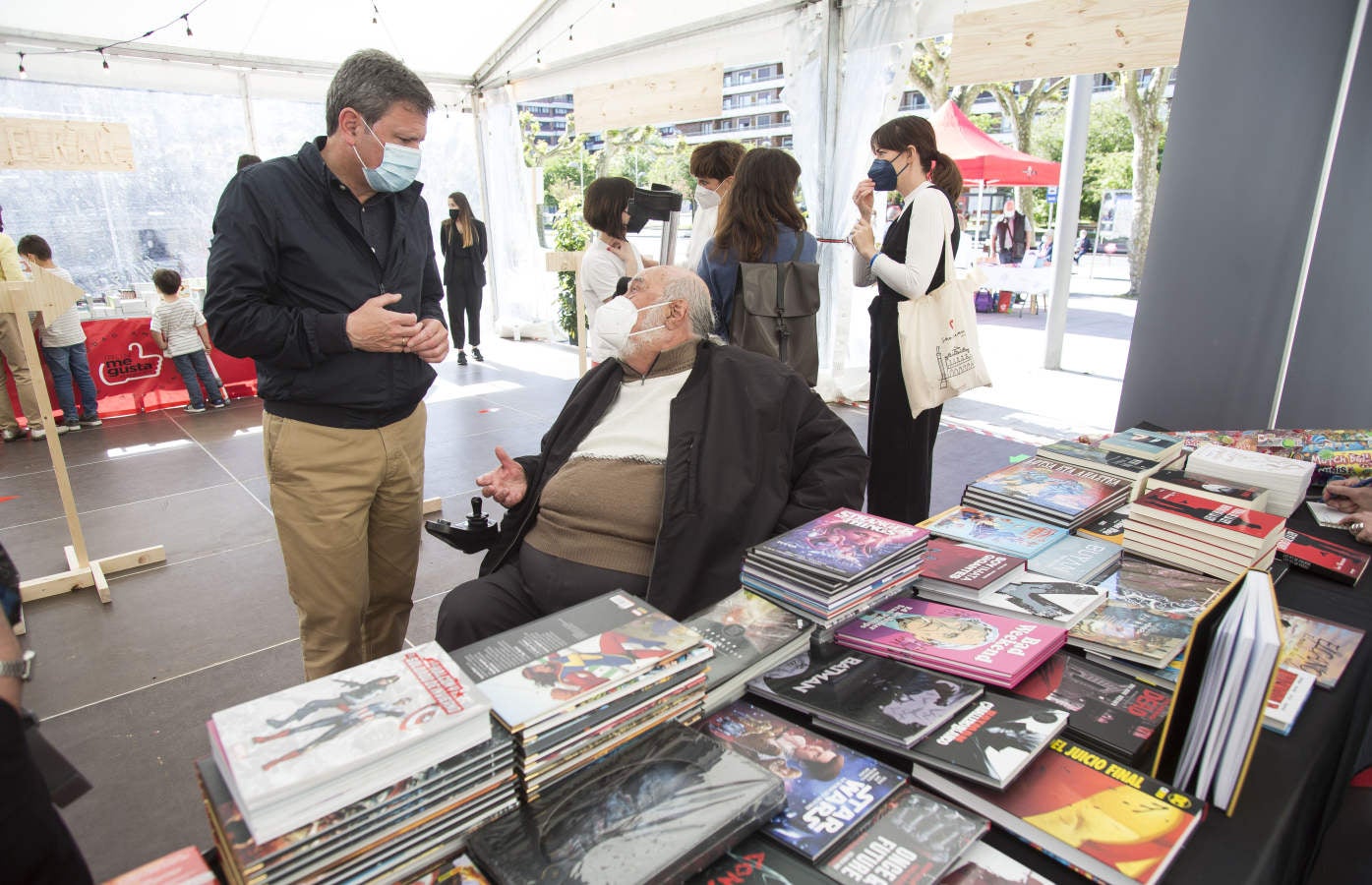 Este 23 de abril ha vuelto a inundarse de literatura con las mesas repletas de libros en todos los establecimientos que han podido sacar a la calle sus libros. 