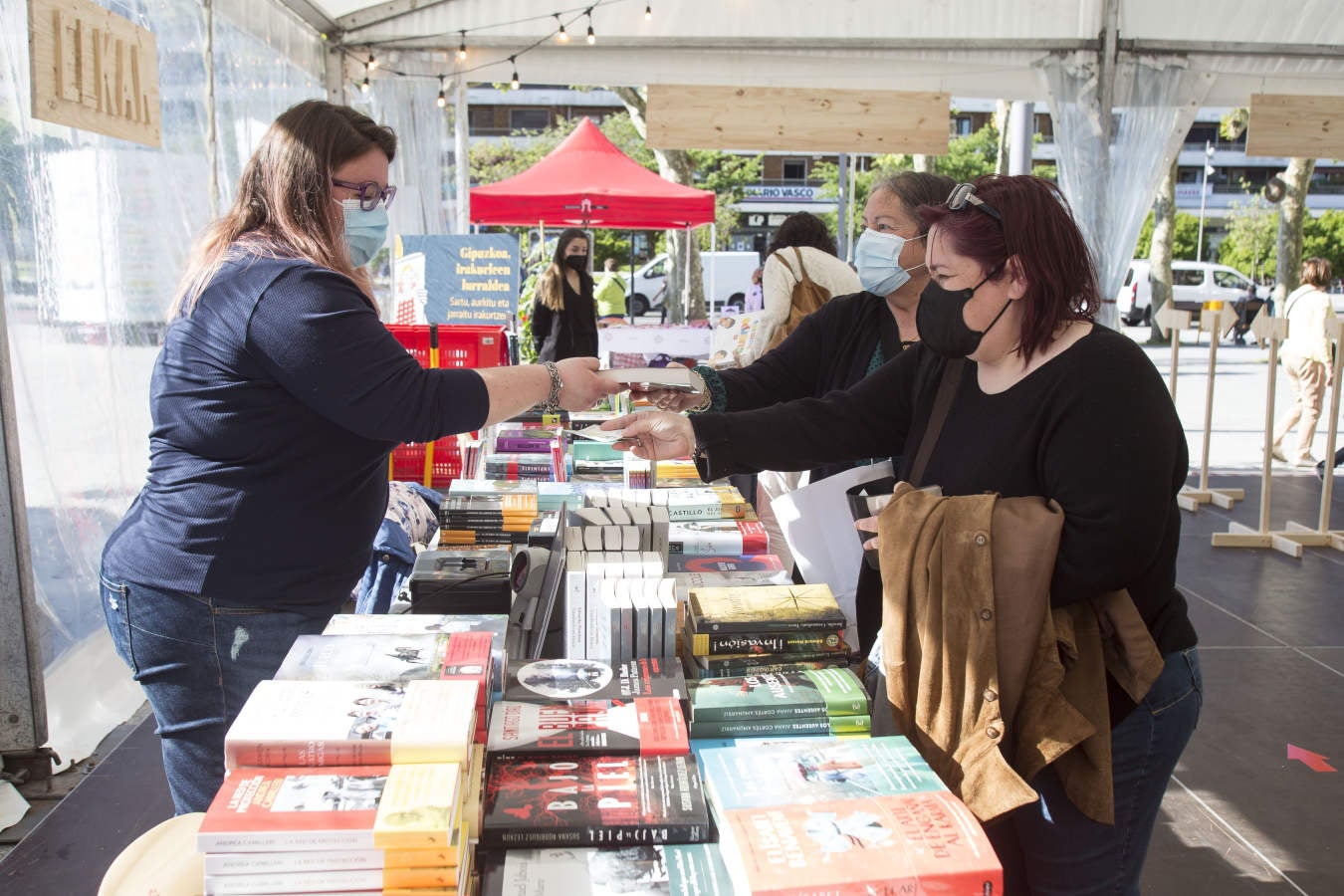 Este 23 de abril ha vuelto a inundarse de literatura con las mesas repletas de libros en todos los establecimientos que han podido sacar a la calle sus libros. 