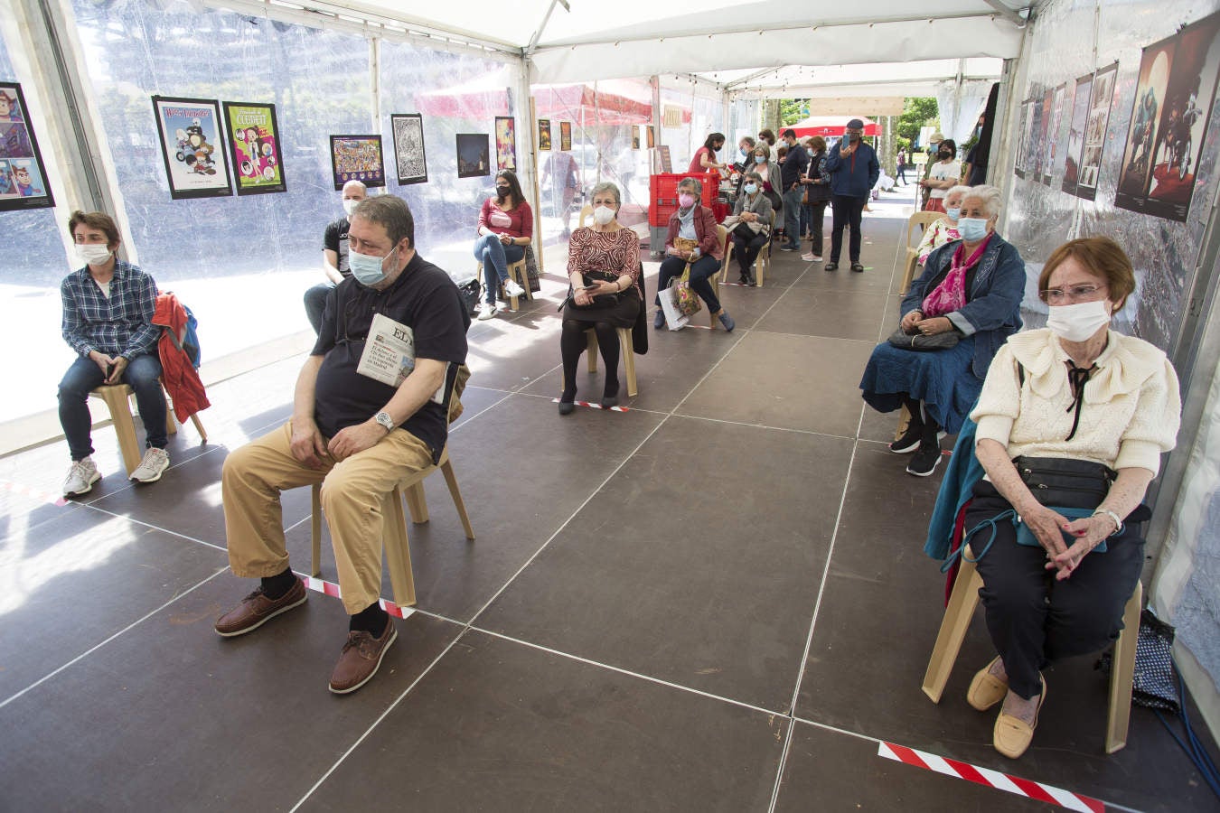 Este 23 de abril ha vuelto a inundarse de literatura con las mesas repletas de libros en todos los establecimientos que han podido sacar a la calle sus libros. 