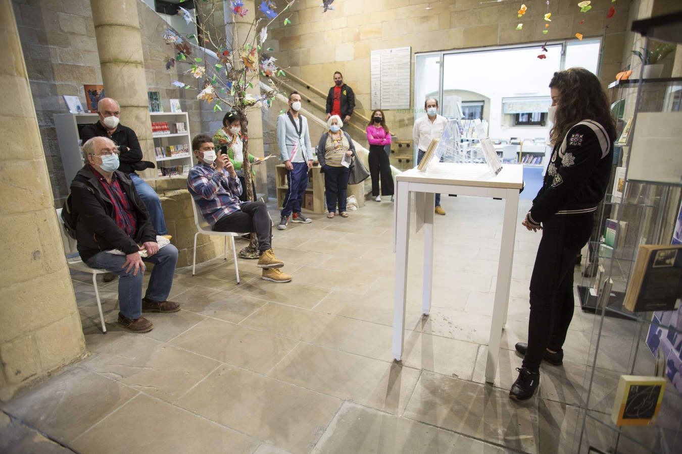 Este 23 de abril ha vuelto a inundarse de literatura con las mesas repletas de libros en todos los establecimientos que han podido sacar a la calle sus libros. 