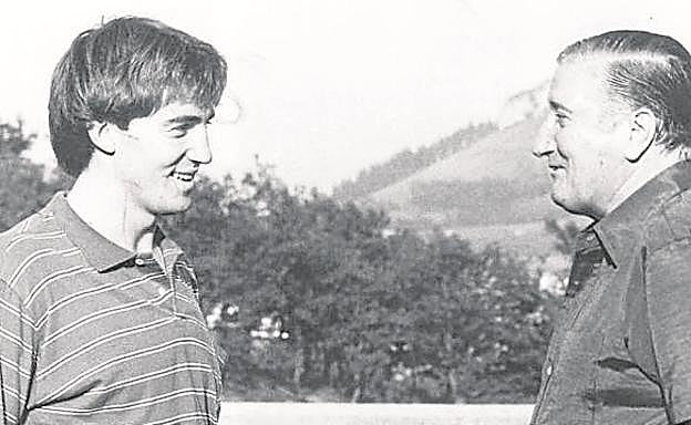 Javier Zubillaga conversa con el doctor Miguel Mari Echavarren en Zubieta