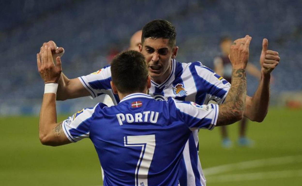 Carlos Fernández y Portu celebran el gol del segundo ayer en el Reale Arena. 