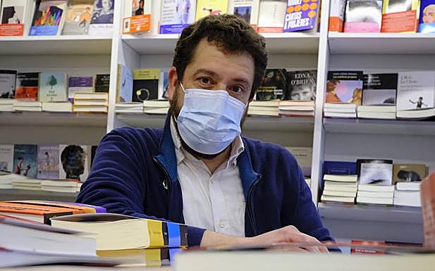 Adolfo López Chocarro, presidente del gremio, en su librería Zubieta de la calle Reyes Católicos.