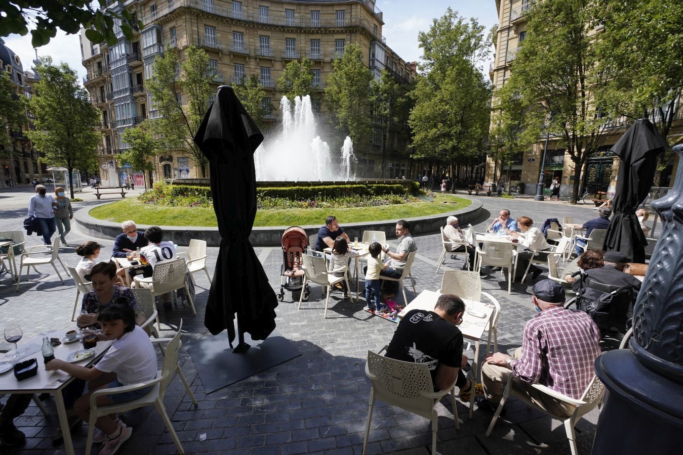 Las terrazas de los bares y las playas han sido las localizaciones favoritas para los donostiarras este sábado.